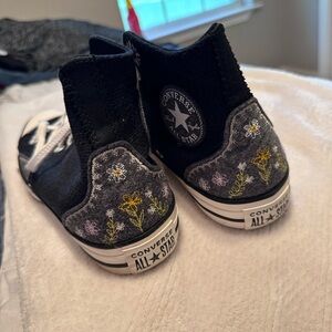 Women’s Converse chuck Taylor sneaker size 9.5 EUC